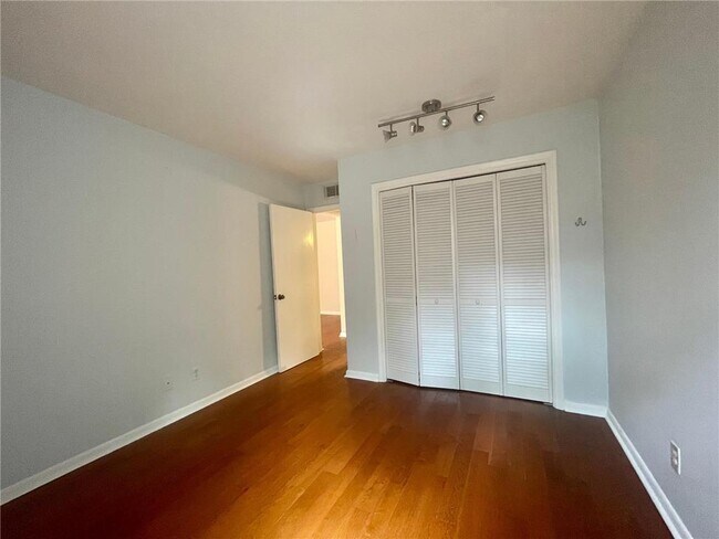 Building Photo - 633 Robert St