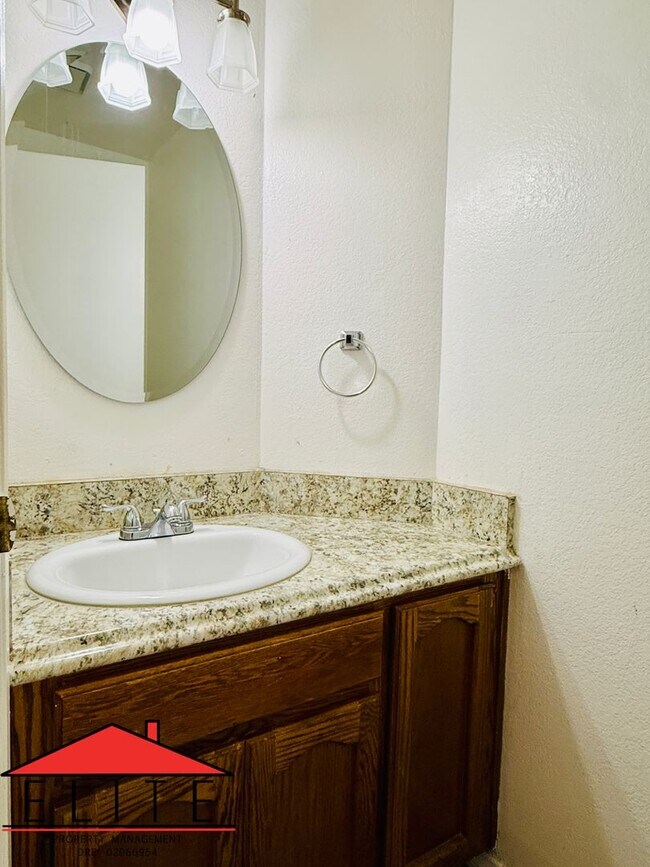 Building Photo - AVAILABLE NOW!!