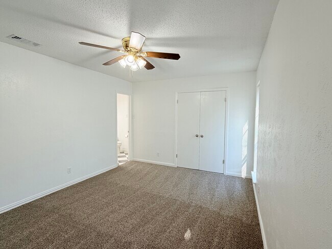 Building Photo - 302 Fair Oaks Blvd