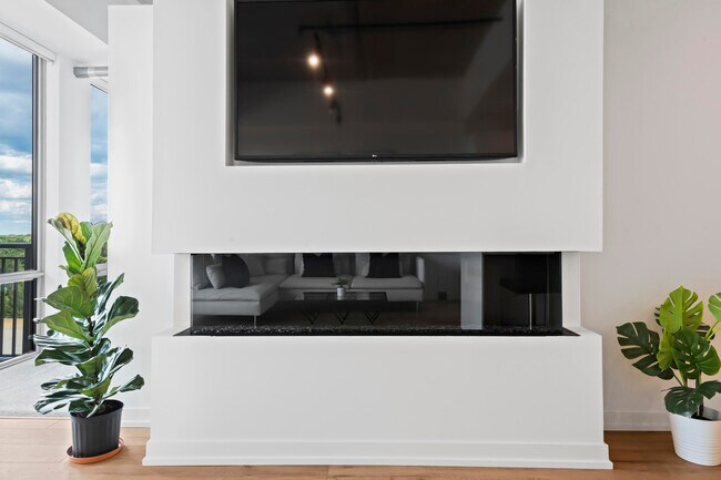 Building Photo - 350 N Main St