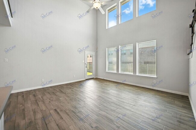 Building Photo - 700 Parkside Dr