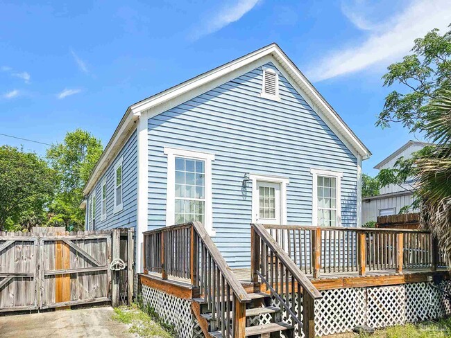 Building Photo - 919 E La Rua St