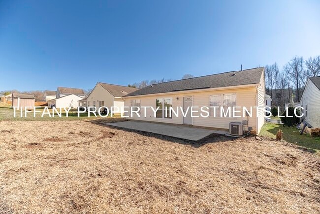 Building Photo - 2736 Fairstone Ave