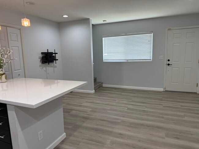 Building Photo - 1518 Thurston Ave