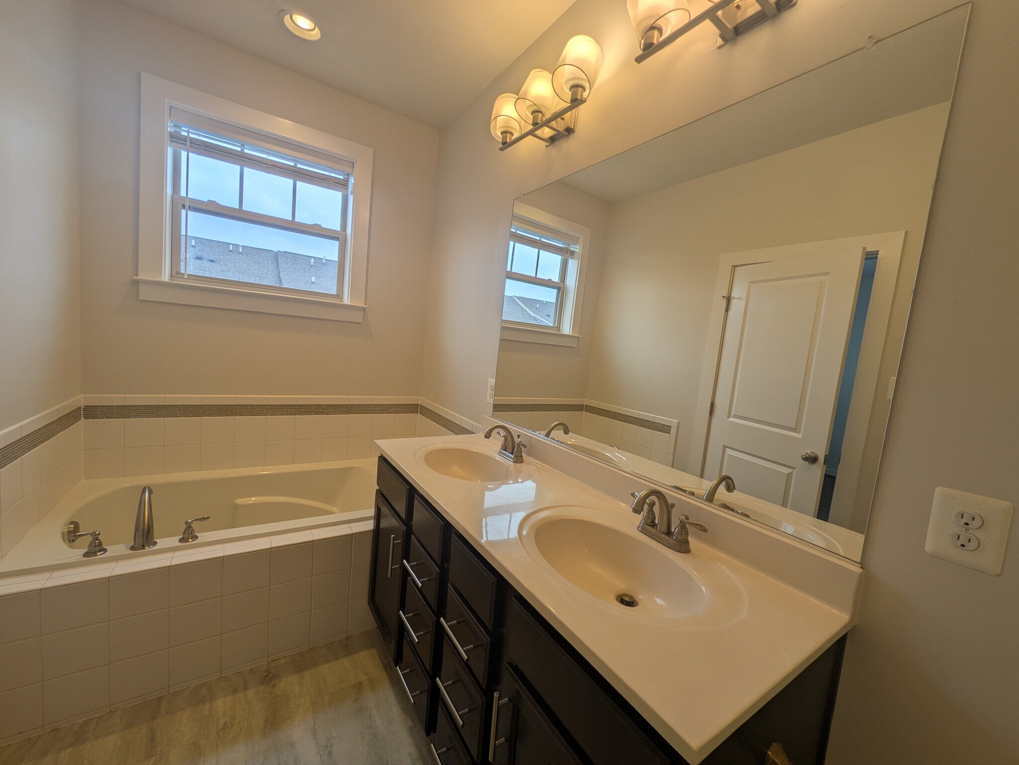 Building Photo - 1121 Lawler Dr