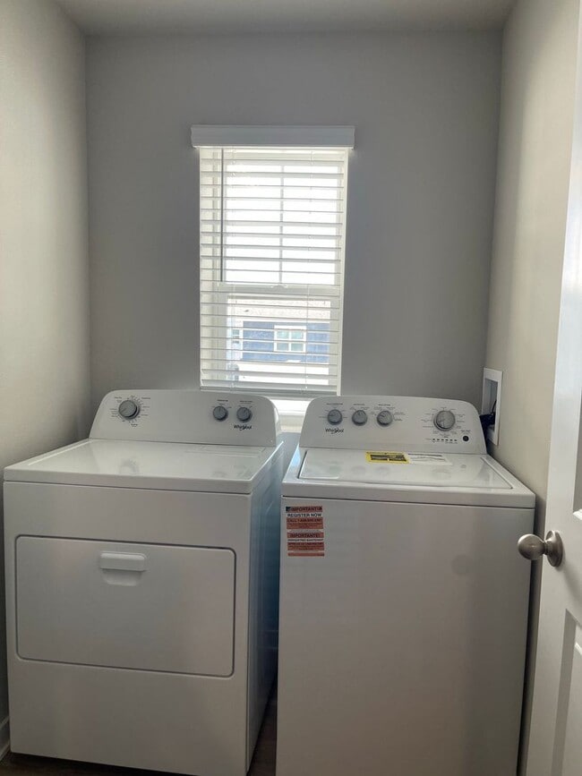 Building Photo - Beautiful 3 bed, 2 bath townhome $2200