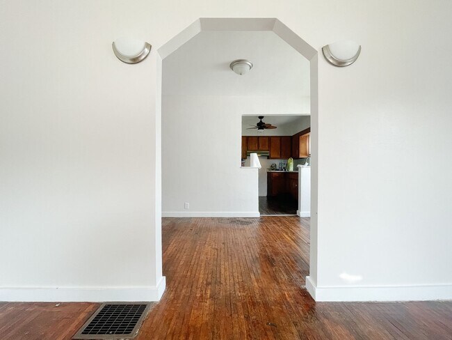 Building Photo - Cozy 2 Bedroom Home! Detached Garage! Large Backyard!