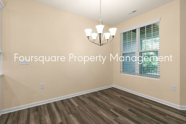 Building Photo - Townhome| Screened -In Back Porch |One Car...