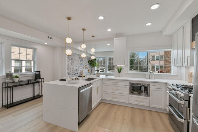 Building Photo - Spacious Fully Renovated Tudor Duplex w/ 3...