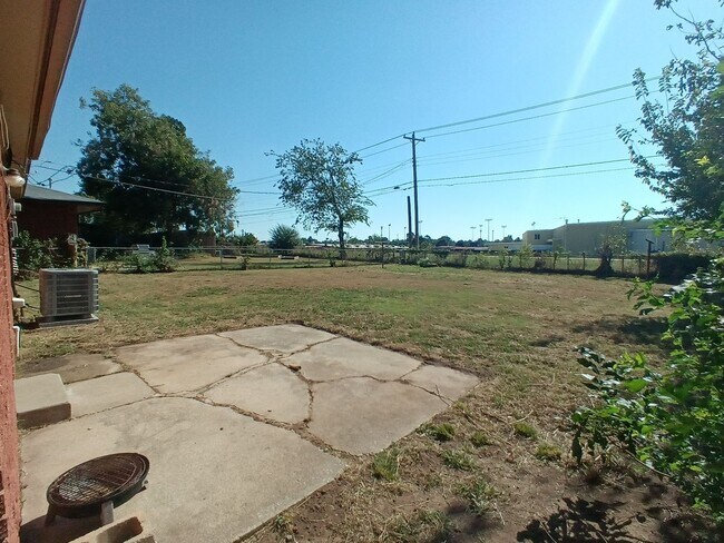 Building Photo - Clean Home