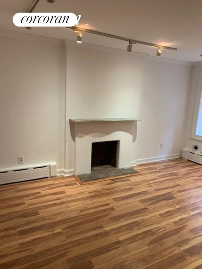 Building Photo - 208 E 78th St