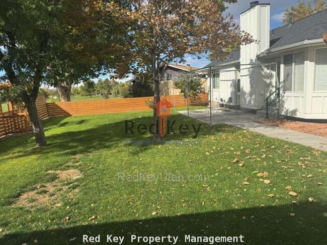 Building Photo - 176 Country Club Dr