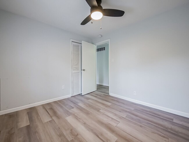 Building Photo - Welcome to this beautiful 2 bedroom, 1 bat...