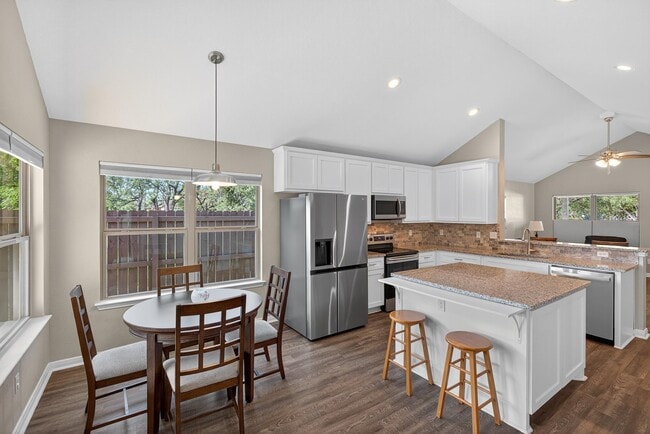 Building Photo - 830 Cypress Ln