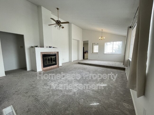 Building Photo - 1901 E Ranch Dr