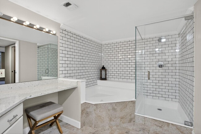 Building Photo - 3503 Oaks Way