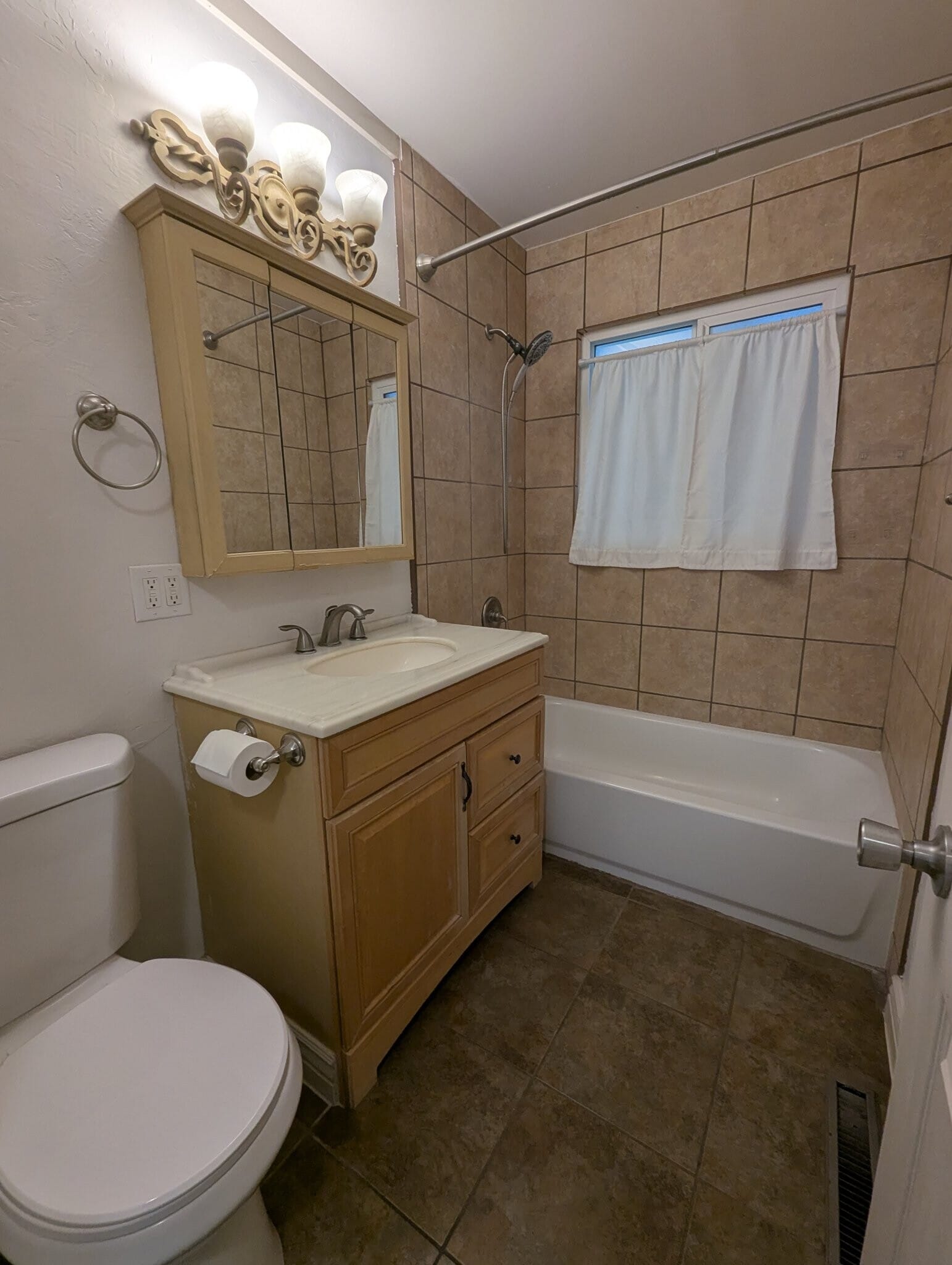 Building Photo - 2566 S 150 W