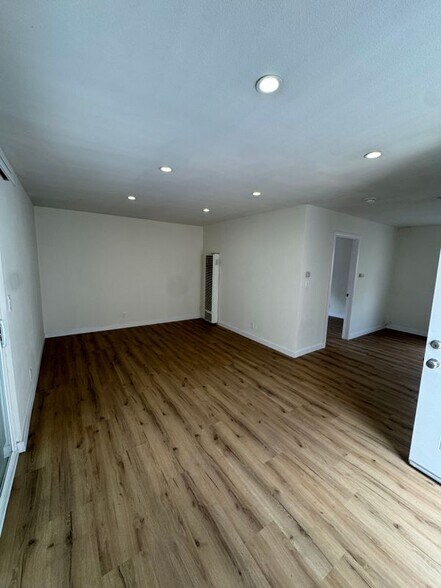 Building Photo - 1153 E 71st St