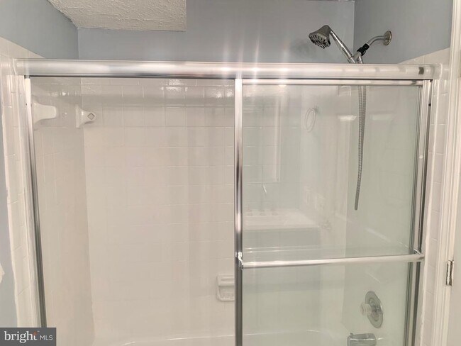 Building Photo - 5 Cranberry Ct