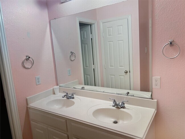 Building Photo - 402 Calvary Dr