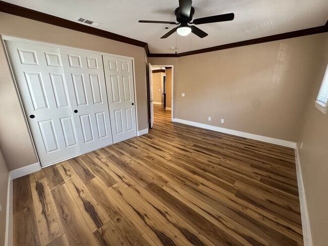 Building Photo - Gorgeous for 4 Bedroom and gated community