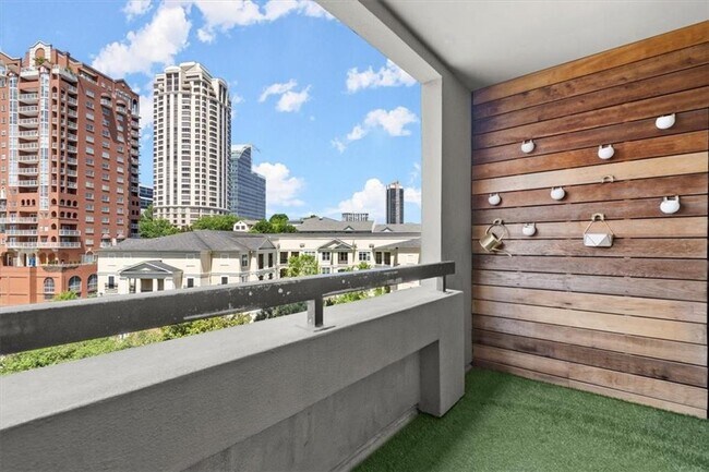 Building Photo - 3481 Lakeside Dr NE