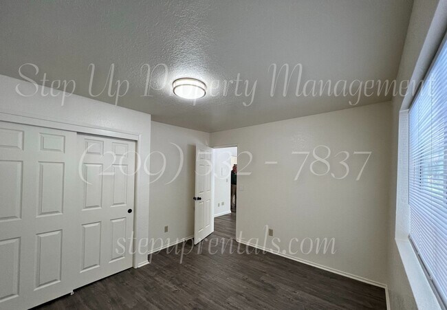 Building Photo - 2 Bedroom 1 Bath Duplex In Sierra Village ...