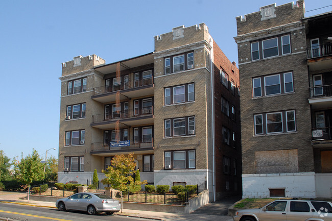 Building Photo - 356 William St