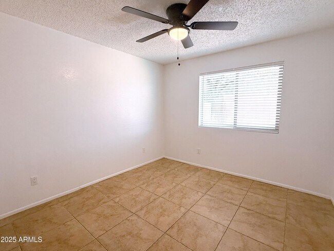 Building Photo - 498 E Mesquite Ave