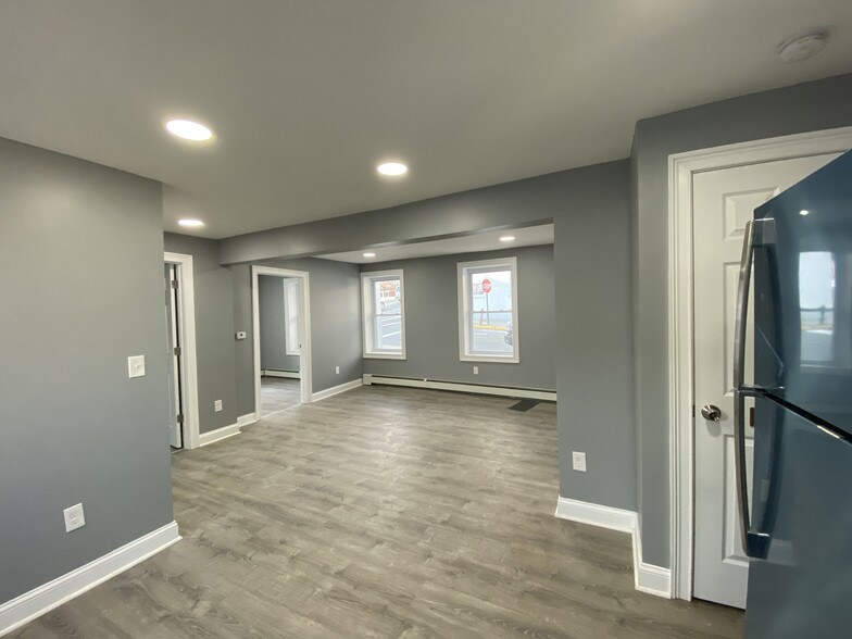 Building Photo - 301 Lilac Ln