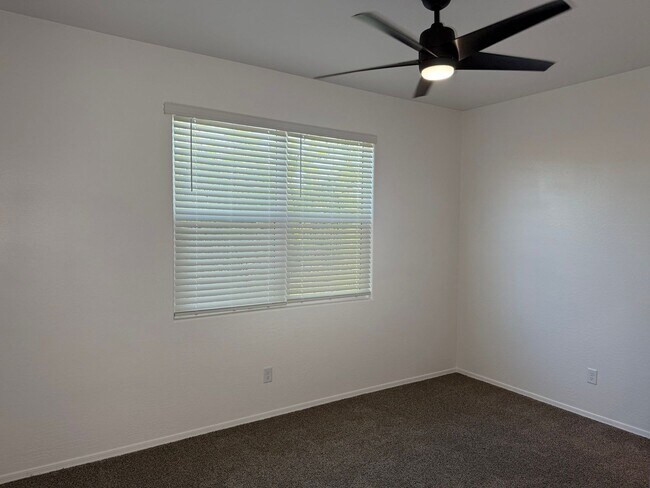 Building Photo - 1086 W Avalon Canyon Dr