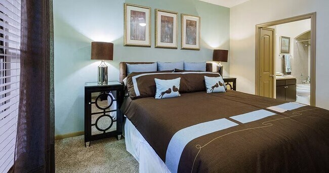 Building Photo - Spacious Living with Urban Convenience!