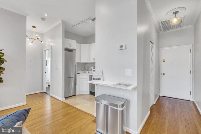 Building Photo - Sunny 1 bedroom/1 bath in Adams Morgan!