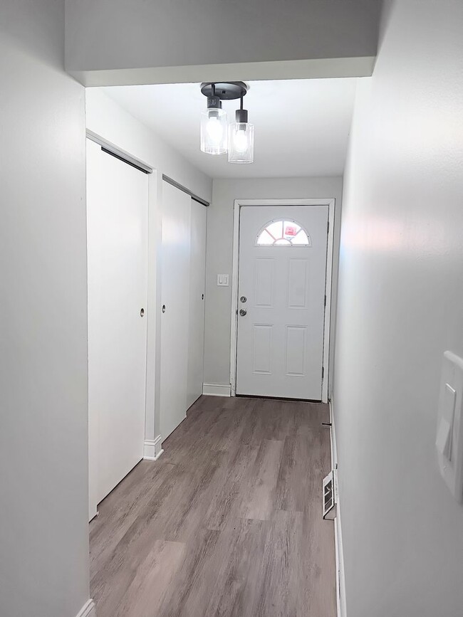 Building Photo - 3 Bedroom Sunnyside Beauty