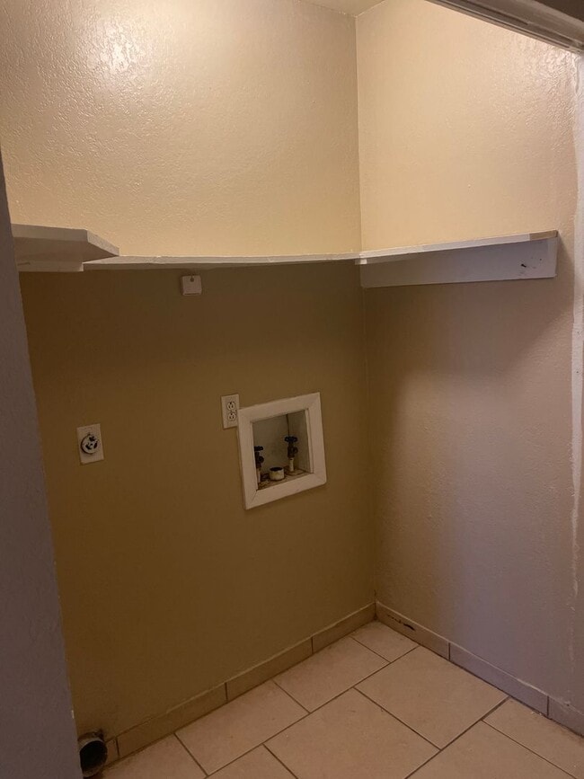 Building Photo - 2 Bedroom Duplex, 2 bath, carport
