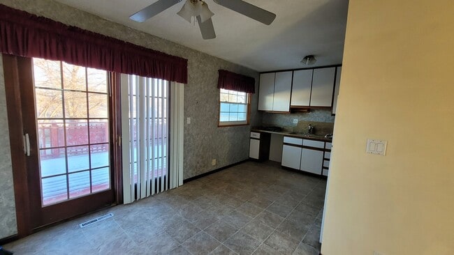 Building Photo - 4 bedroom 2 bath home in great SW location!