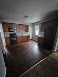 Building Photo - Lower 3 bedroom unit East Side