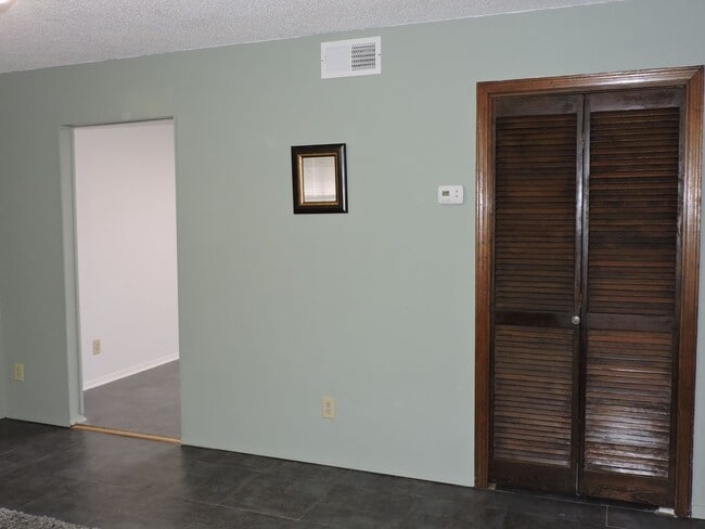 Building Photo - Convenient Northeast location!