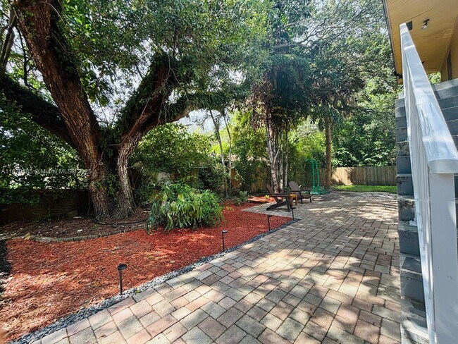 Building Photo - 1913 Riverside Dr