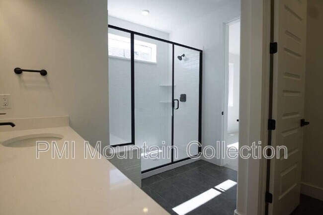 Building Photo - 459 Rimrock Ln