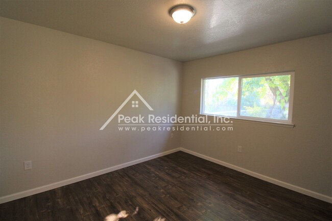 Building Photo - Updated 2bd/1ba Orangevale Duplex with Gar...