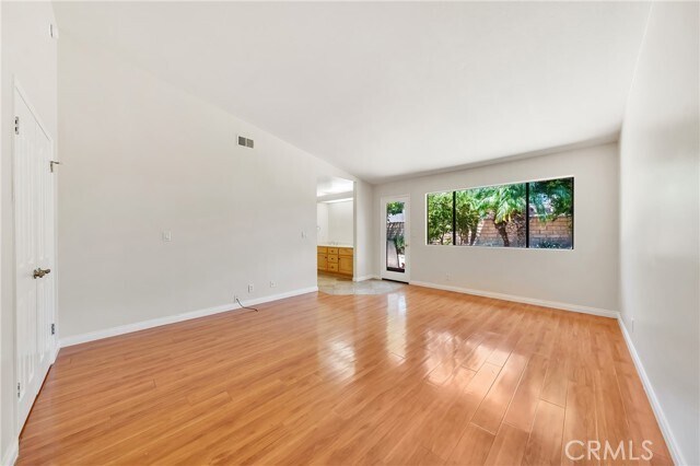 Building Photo - 156 Appletree Ave