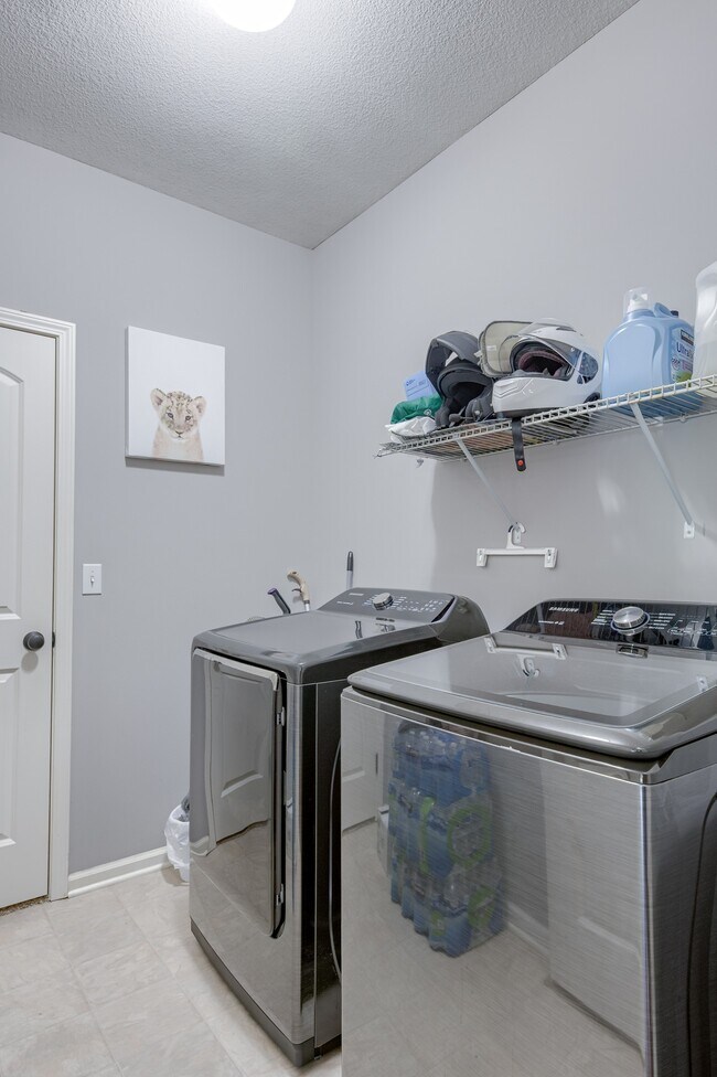 Building Photo - 15523 Valley View Dr
