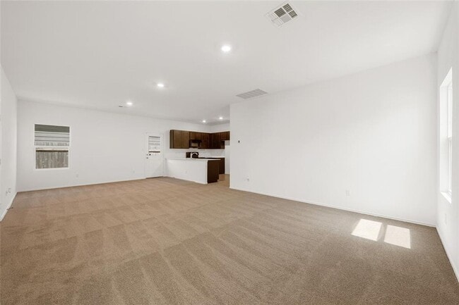 Building Photo - Spacious 3-Bedroom 2 bath with Private Bac...