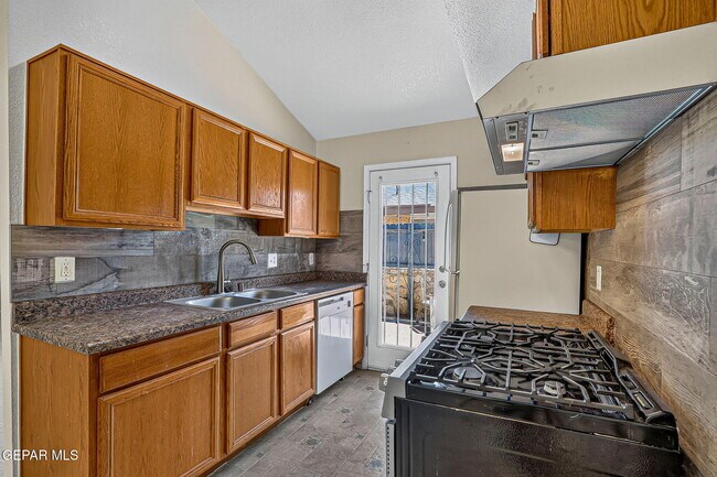 Building Photo - 667 Danube Dr