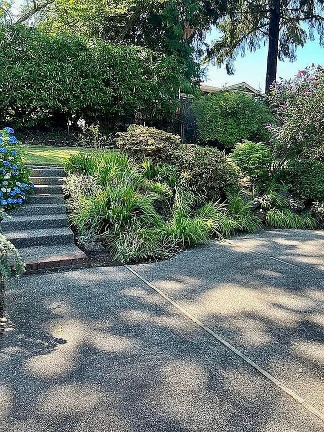 Building Photo - Medina Home