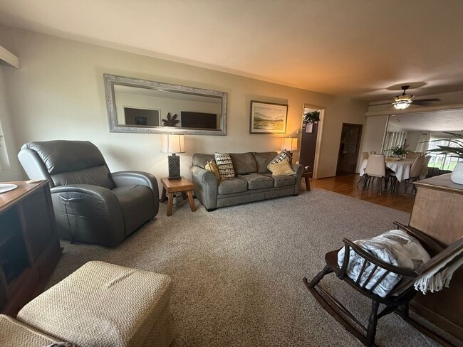 Building Photo - Charming 2 Bedroom, 2 Bath Home with Fence...