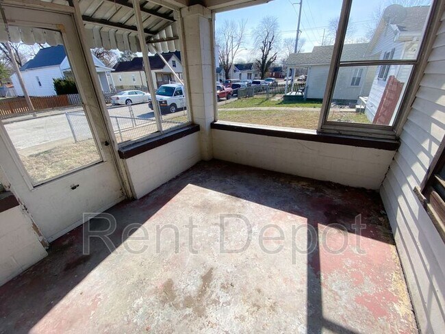 Building Photo - 433 S Evans Ave
