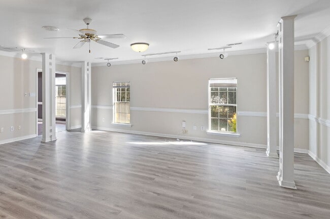 Building Photo - Experience a comfortable 3-bedroom, 3-bathroom single-family house.