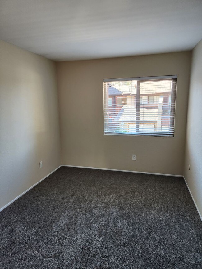 Building Photo - 4 BD/2.5 BA Two Story Townhouse in Timberlane HOA